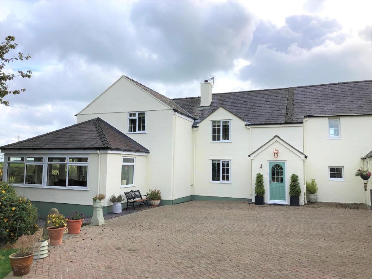 Frongaer Bed And Breakfast Llannerch-y-medd Exterior photo